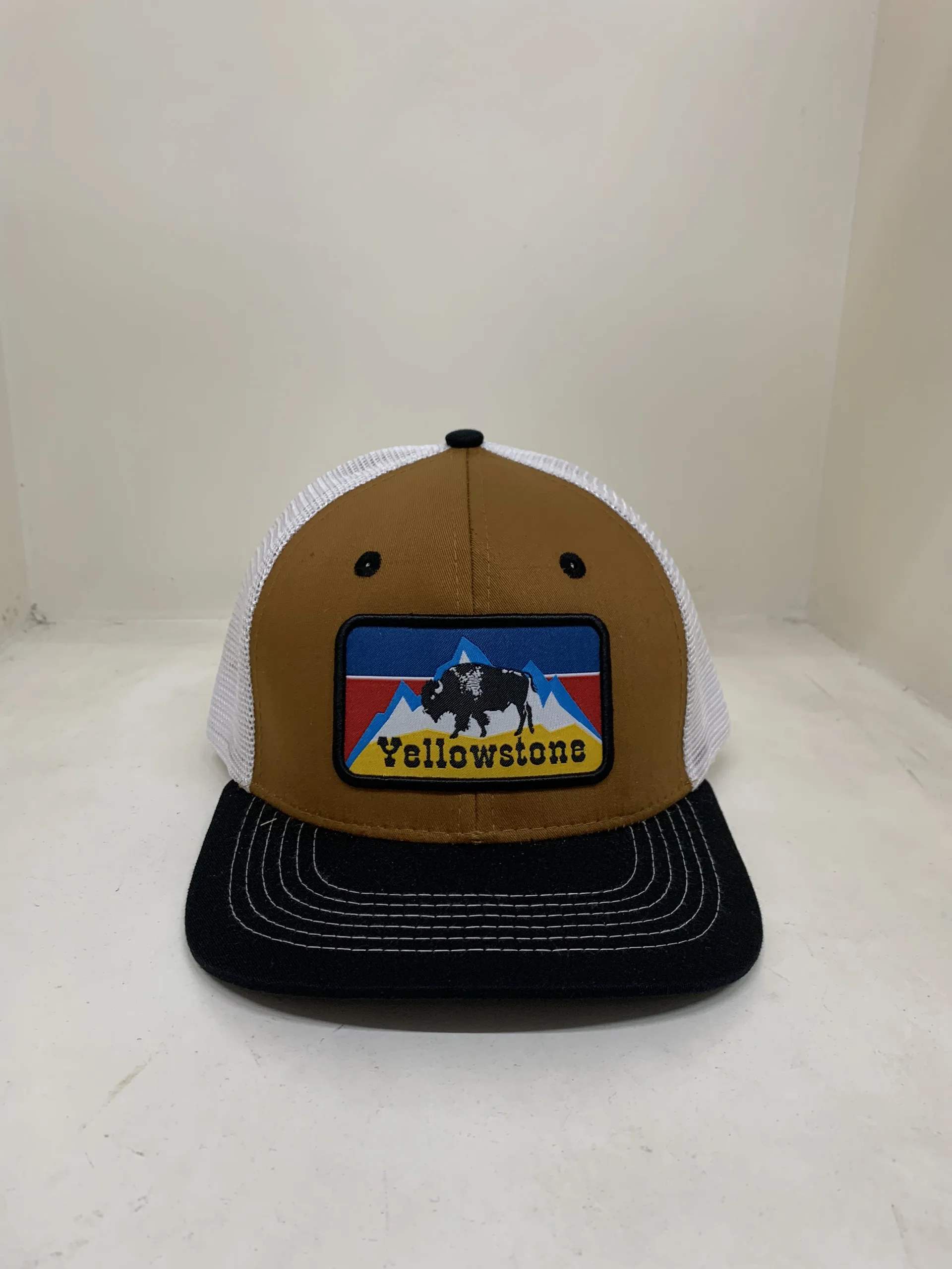 Concept One Yellowstone Trucker Hat - Cappellino Unisex Snapback Con Visiera Curva - Ricamato 'Protect The Family' - Arancione E Bianco
