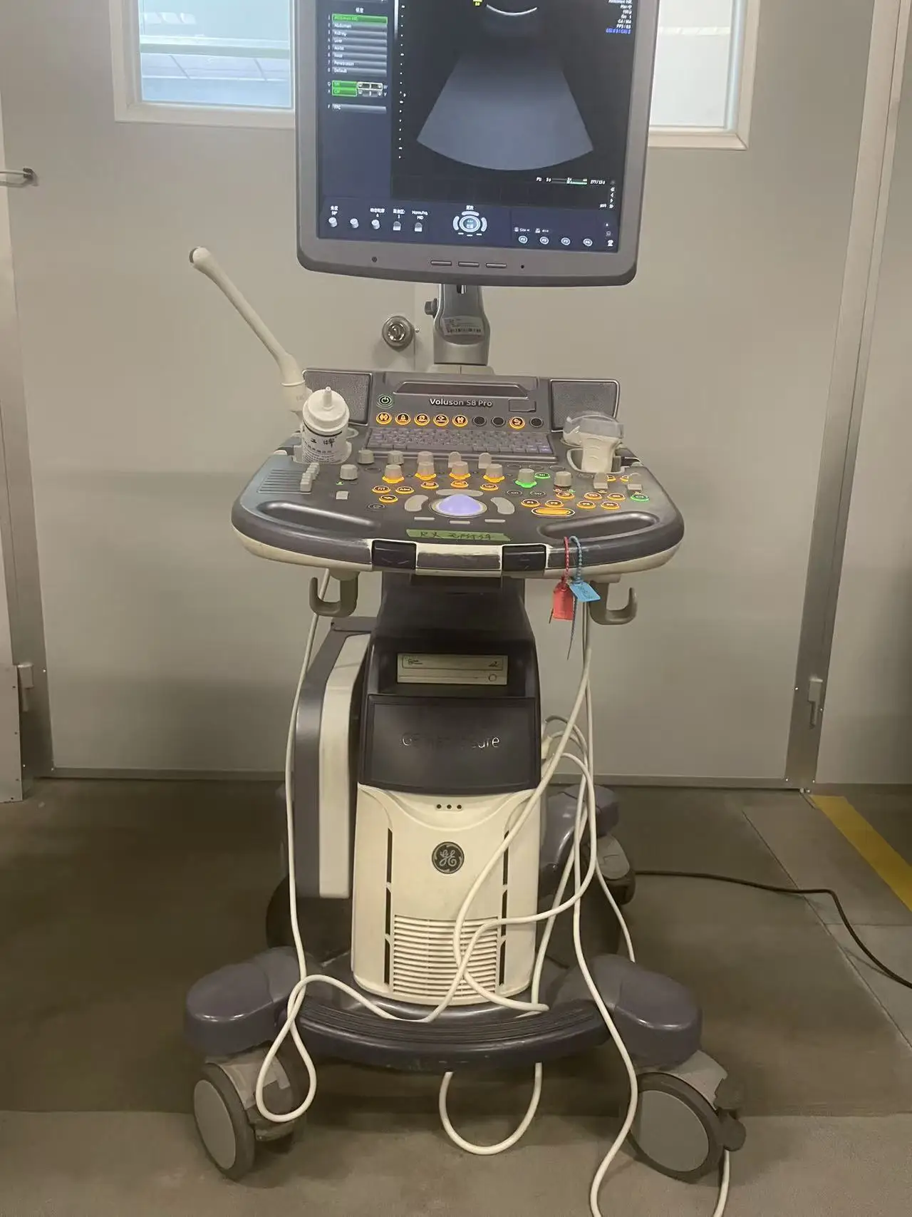 GE Voluson S8 Side