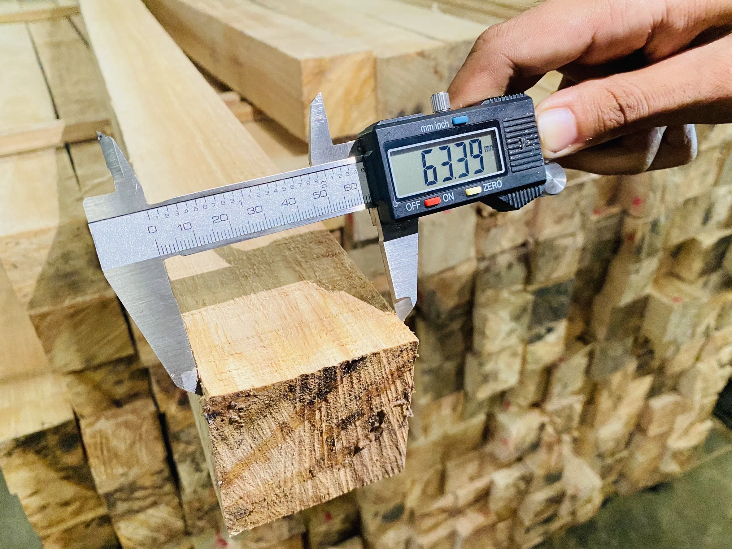 Rubber Wood Lumber Sawn Timber Thai Grade Ab Size 67x67x1100 Mm