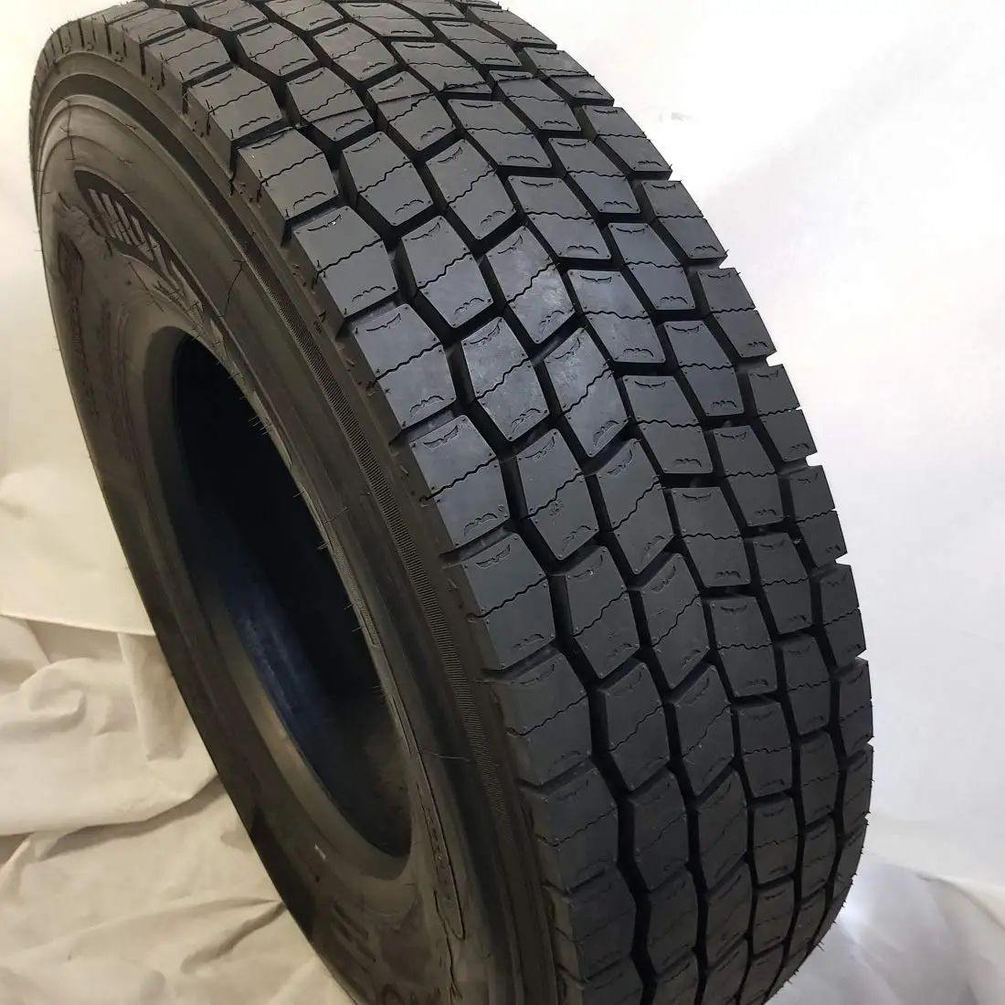 Heavy Duty Drive Position Truck Tire 315 80r22.5,295 70r22.5,315 70r22 ...