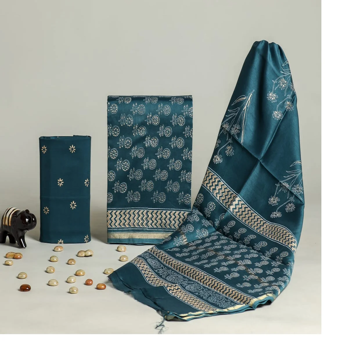 Custom Made Silk Screen Printed Silk Fabrics Ideal For Use In Women's