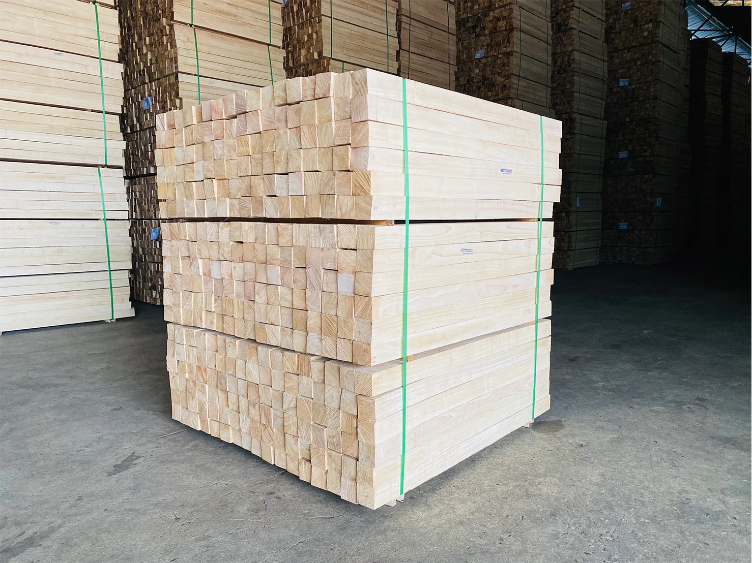 Rubber Wood Lumber Sawn Timber Thai Grade Ab Size 67x67x1100 Mm