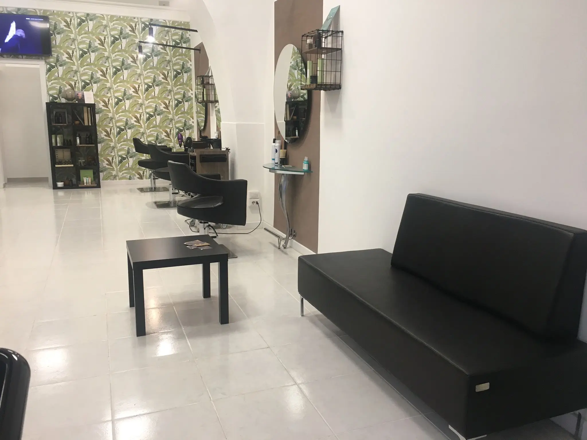 Made In Italy Moder Sofa Isinia For Hairdressing Salon And Barbers