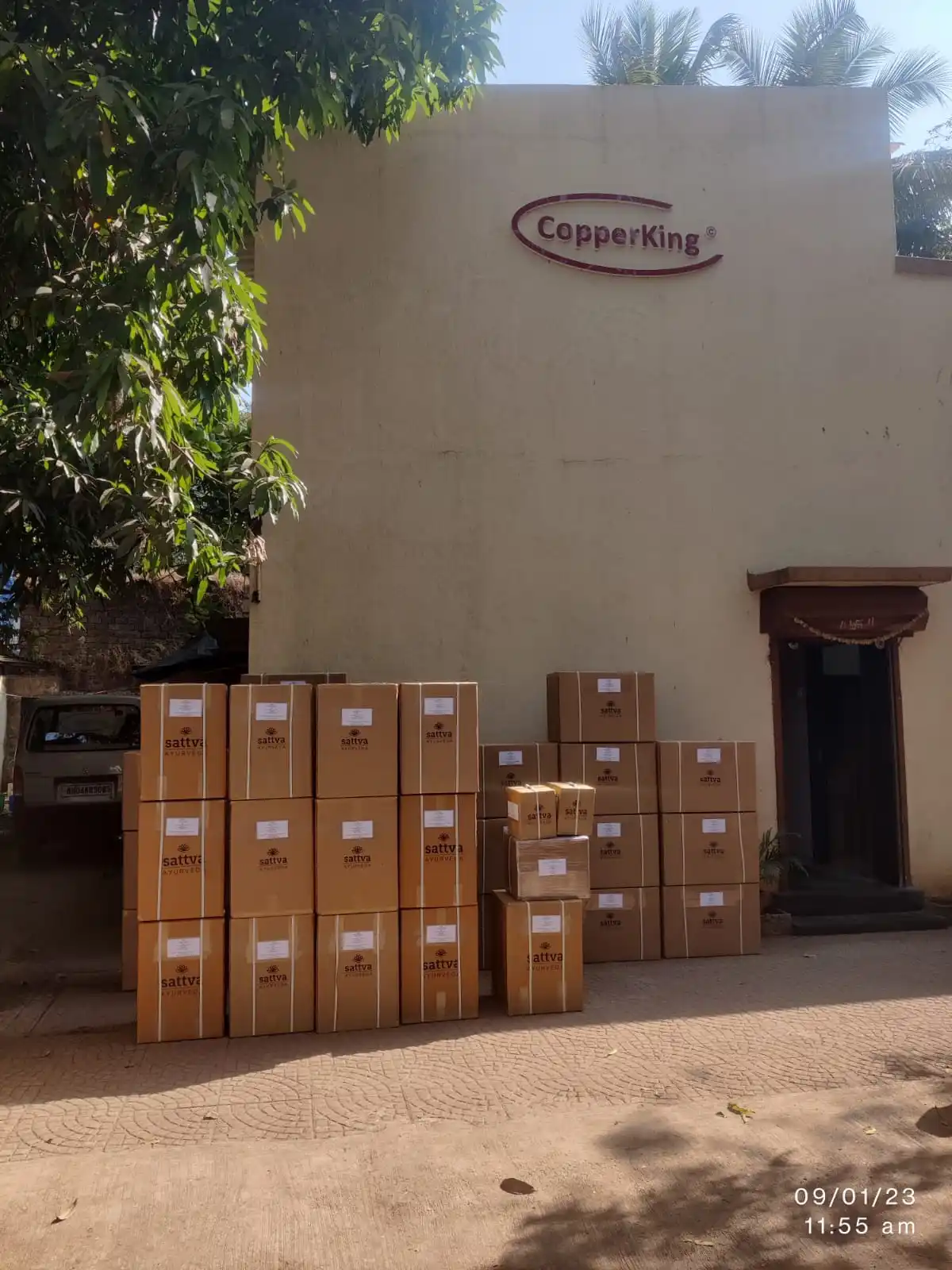 Premium Quality Shiny Hammered Copper Drinking Water Bottle With 2