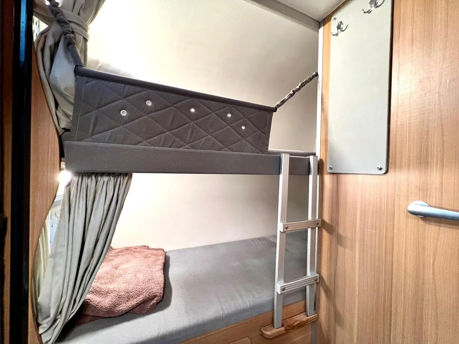 Family Caravan Bunkbed And Comfortable Bed Kitchen Dush Toilet