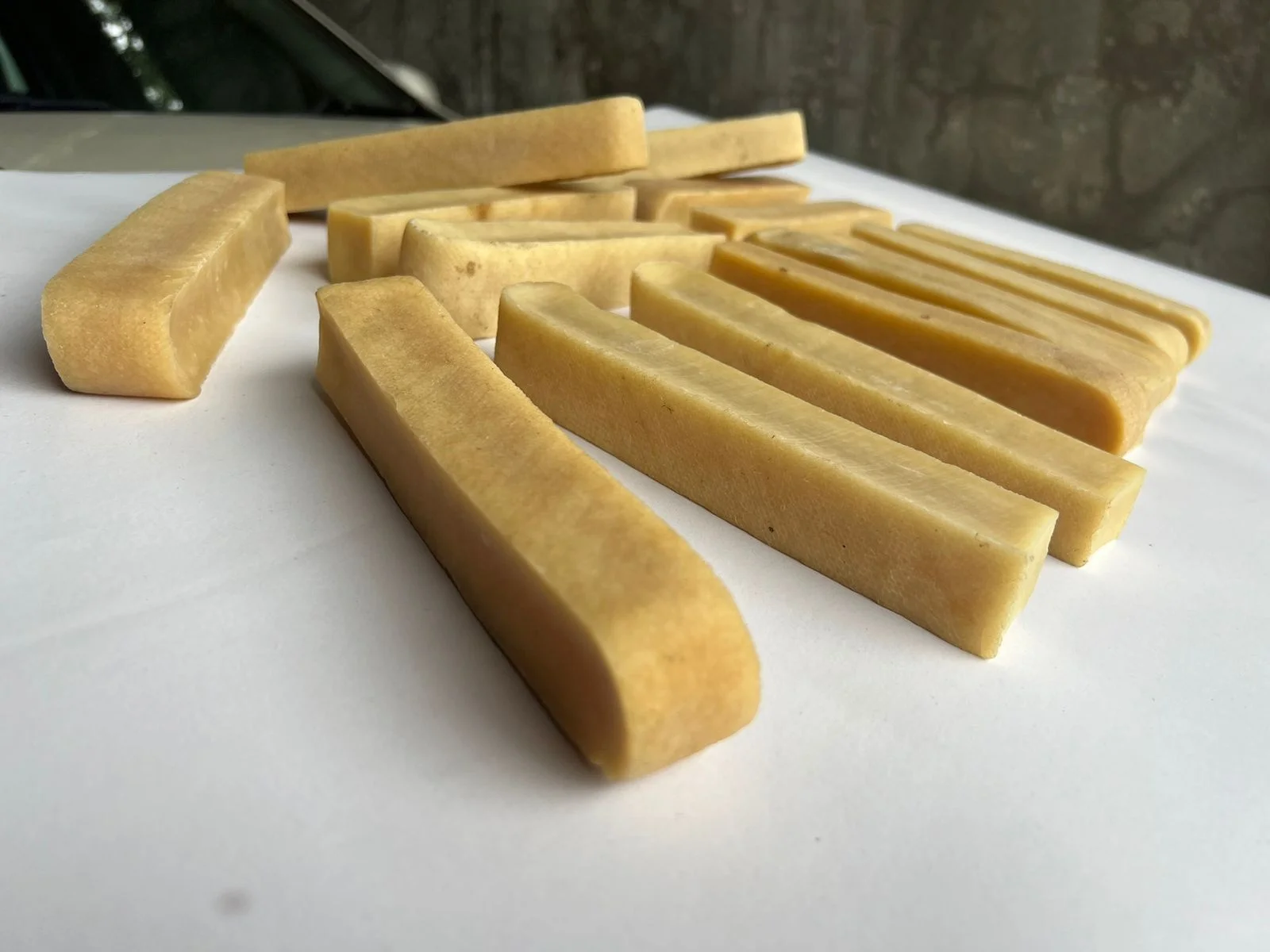 Dried Himalayan Yak Cheese Chew For Dogs In Strawberry Flavour