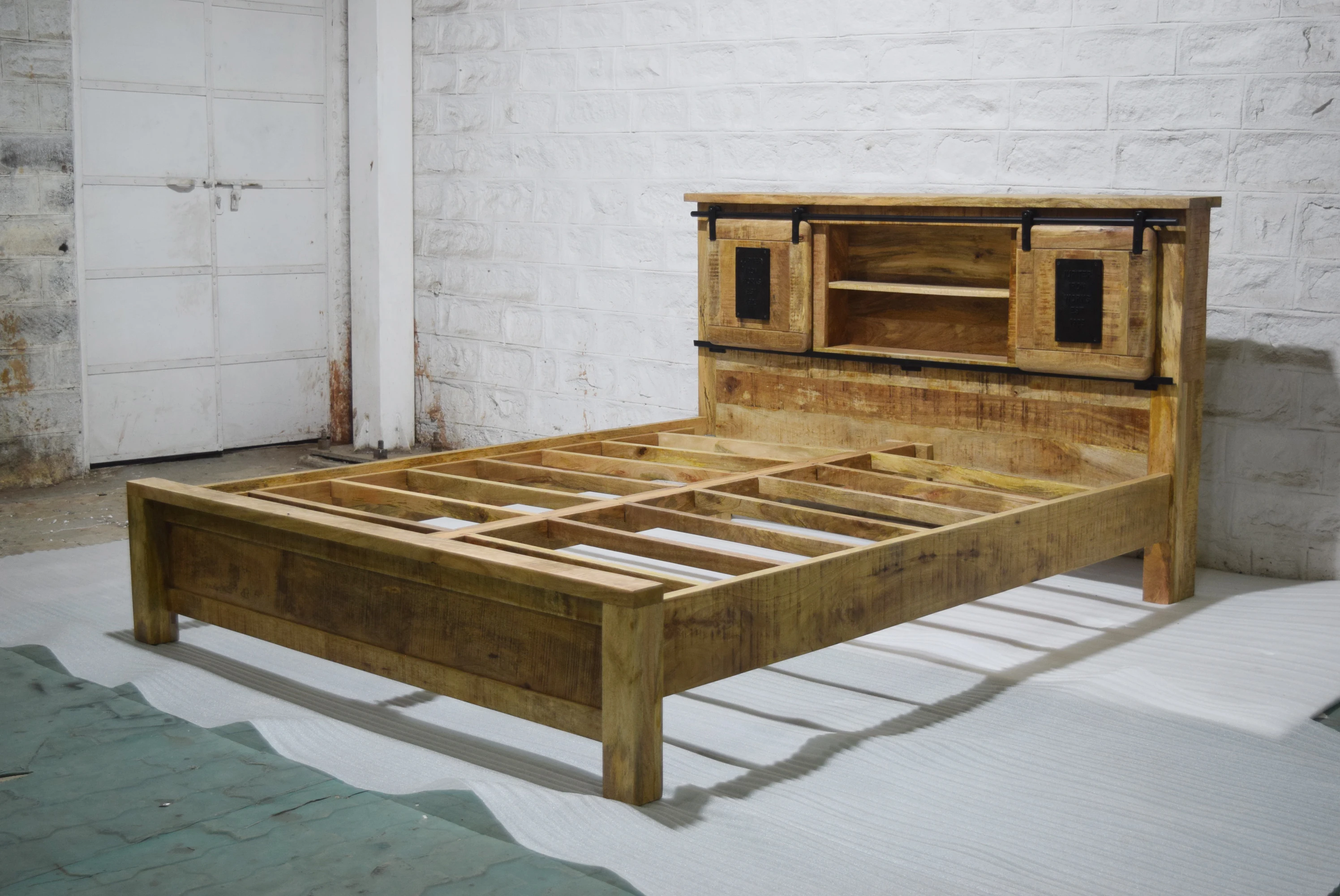 Hot Selling Natural Solid Mango Wood Folding Bed King Size With Sliding