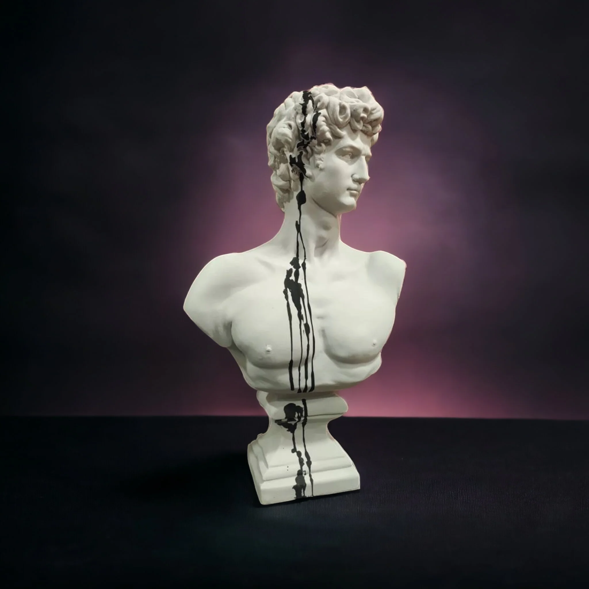 这个古老的半身像雕塑,灵感来自米开朗基罗的大卫雕像,这是现代家居