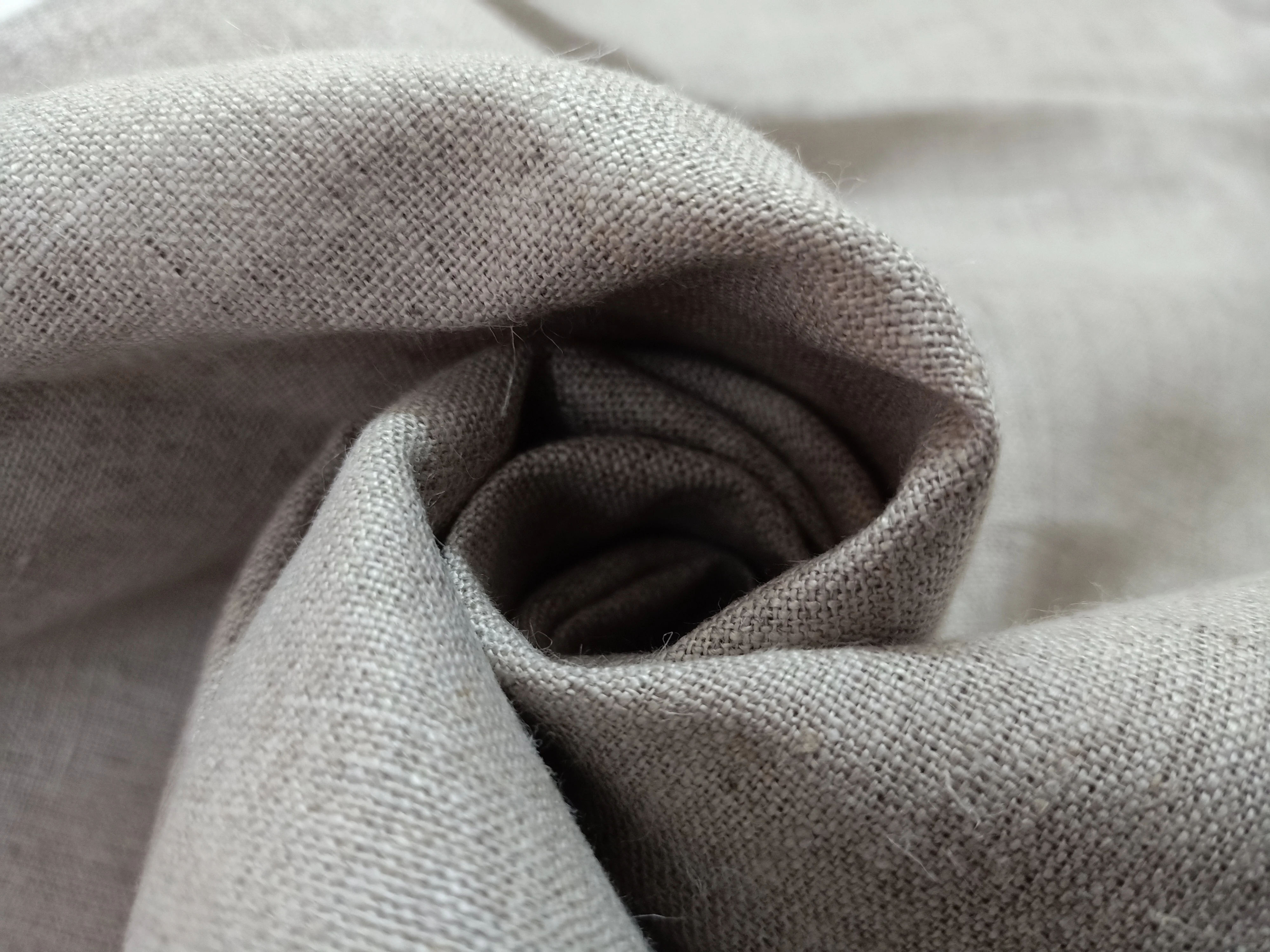 定制机织麻麻混纺织物,由天然麻麻和亚麻纤维制成,非常适合服装设计师