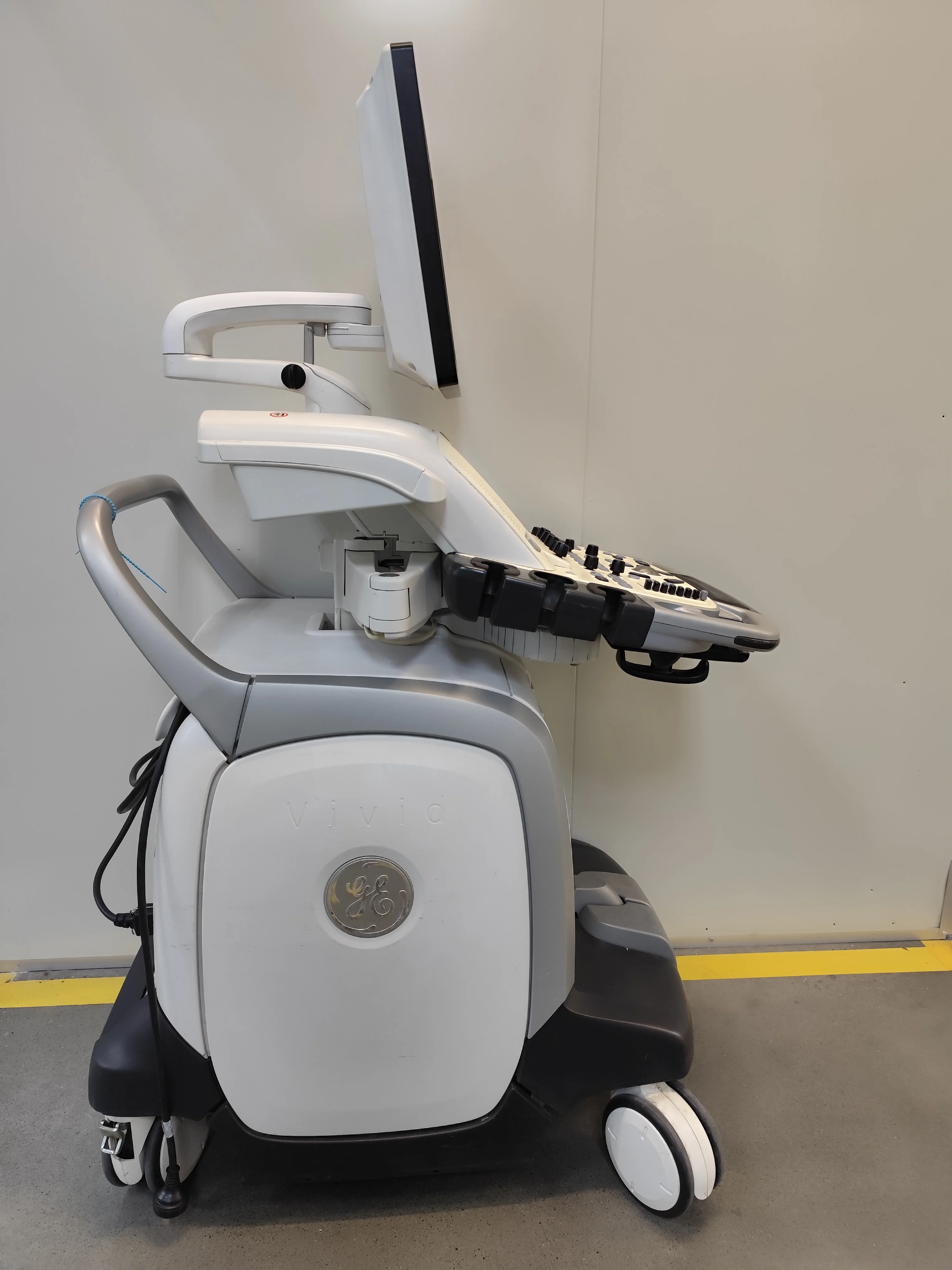 GE Vivid E9 Side View