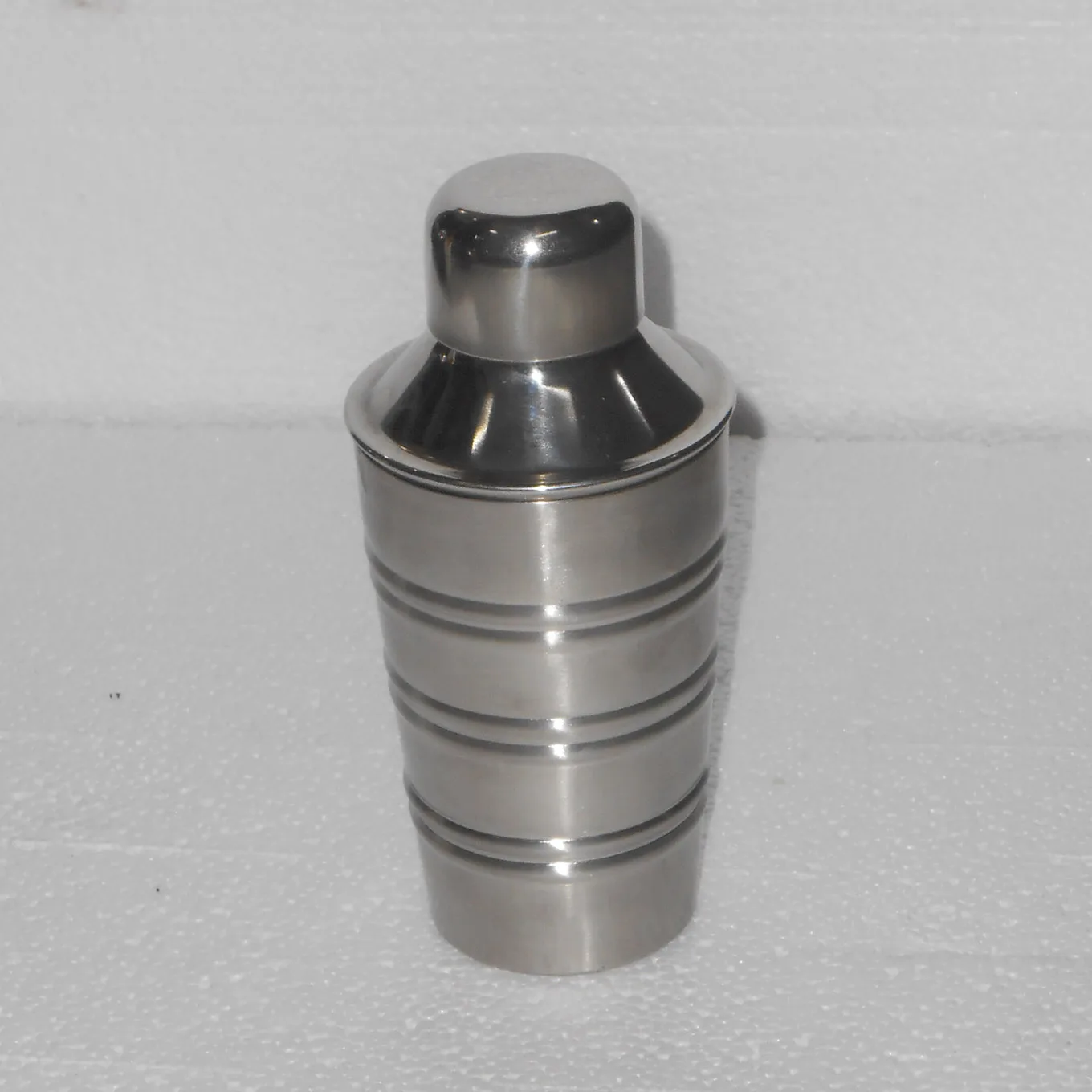 Luxury Design Cocktail Shaker Antique Hammered Design Silver Color Use