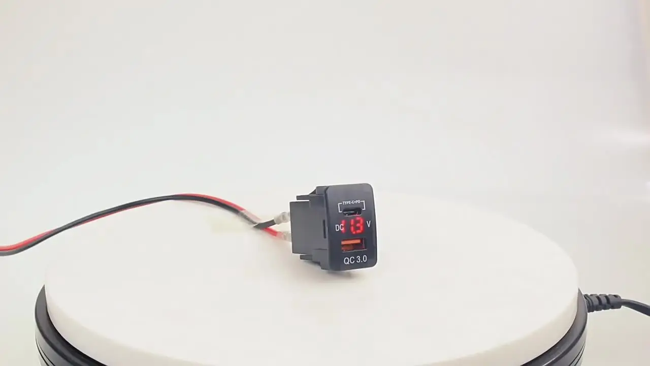 Caricatore Auto 36W QC3.0 Con Doppia USB E Display Tensione Per Toyota