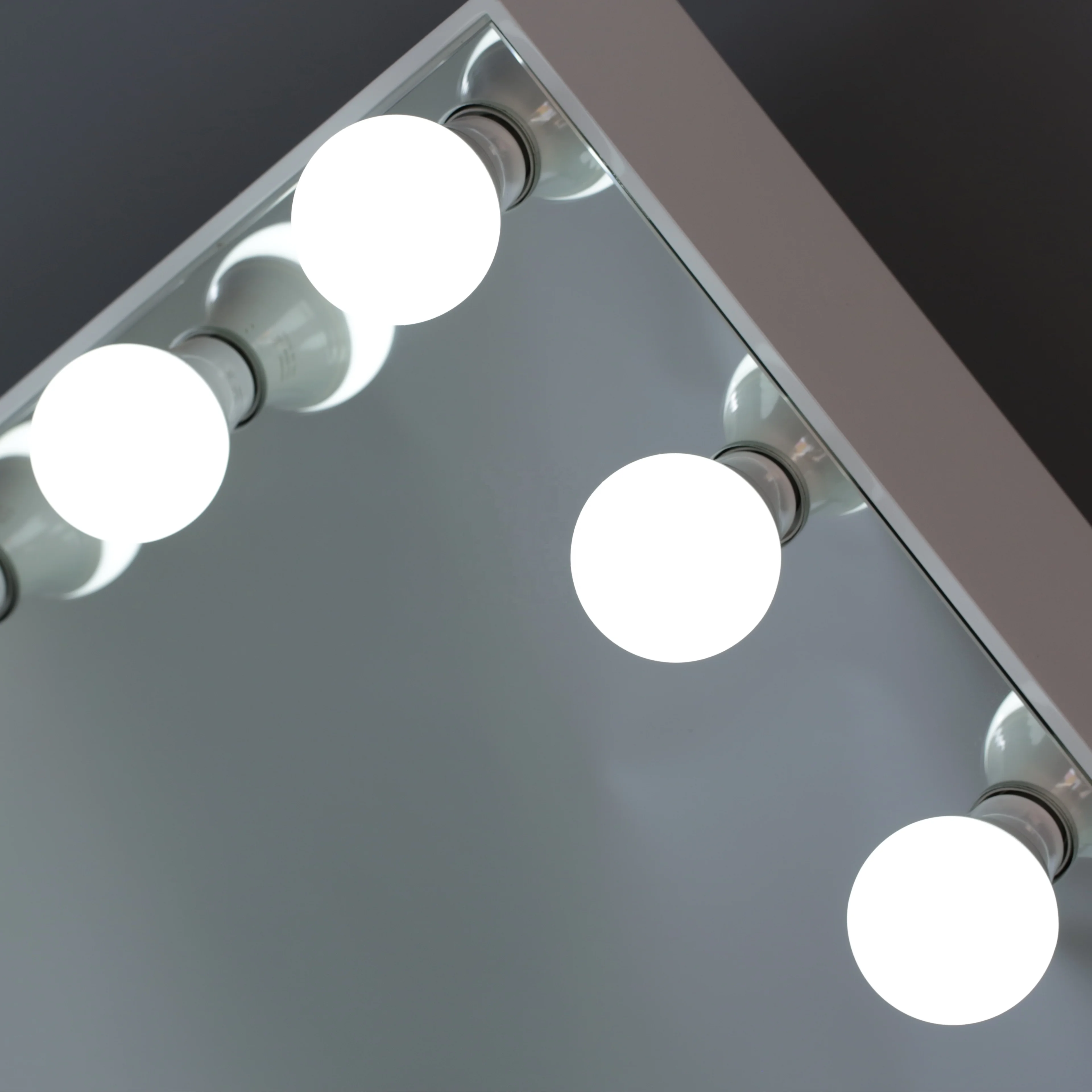 hollywood style mirror with lights (6).jpg