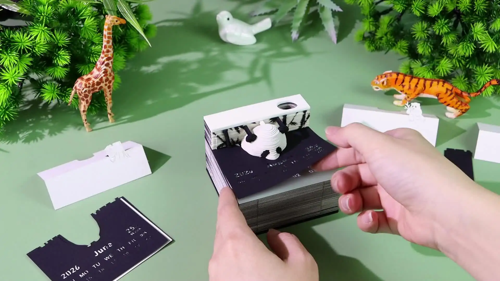 Yuning Calendrier 3D Panda 2026 - Bloc Notes Créatif à Déchirer Avec Porte-Stylo, Sculpture Papier 3D Pour Bureau Et Décoration