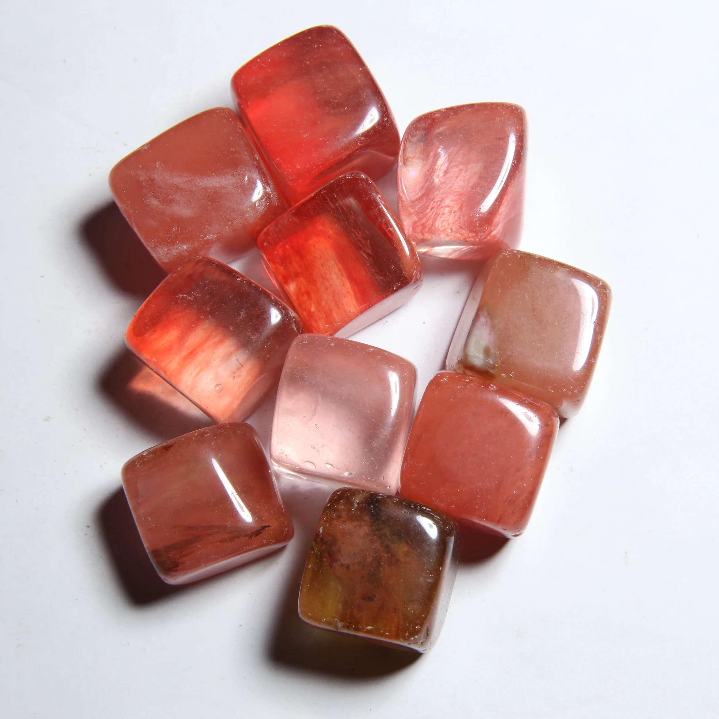 一个热卖的合成红色融化的砾石晶体来治愈掉落的石头