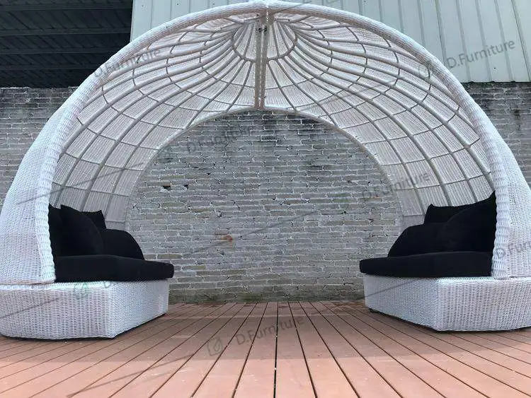Factory High Quality Weaving Rattan Outdoor Furniture Round Rattan Daybed Sofa With Canopy