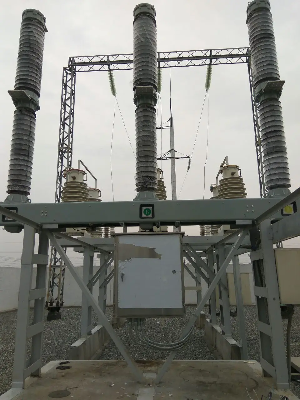 69KV 72.5KV Outdoor High Voltage 3 Pole Mounted SF6 Gas Circuit Breaker