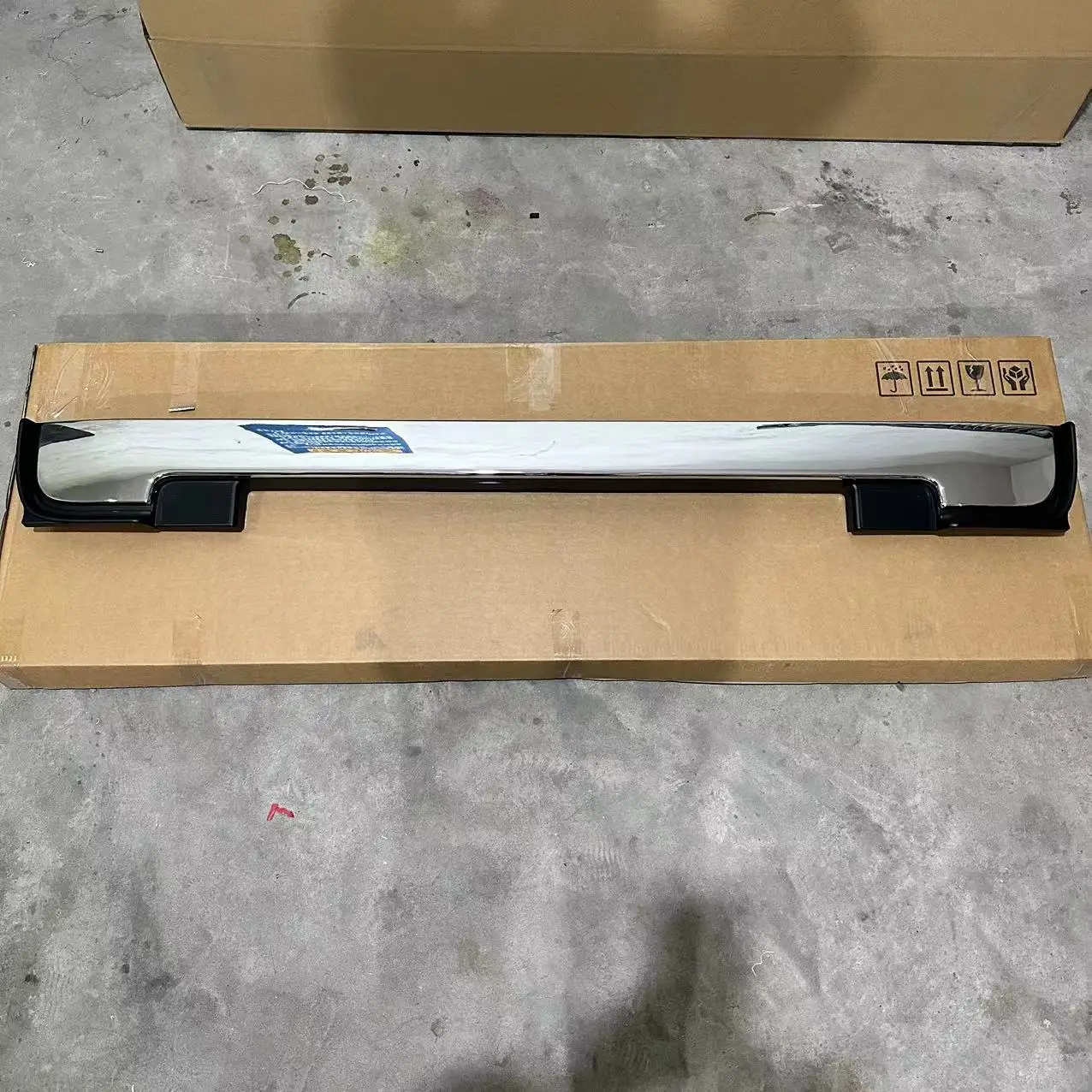 The Grille Under the Chrome Plating of Japanese Truck HIN MEGA 700 supplier