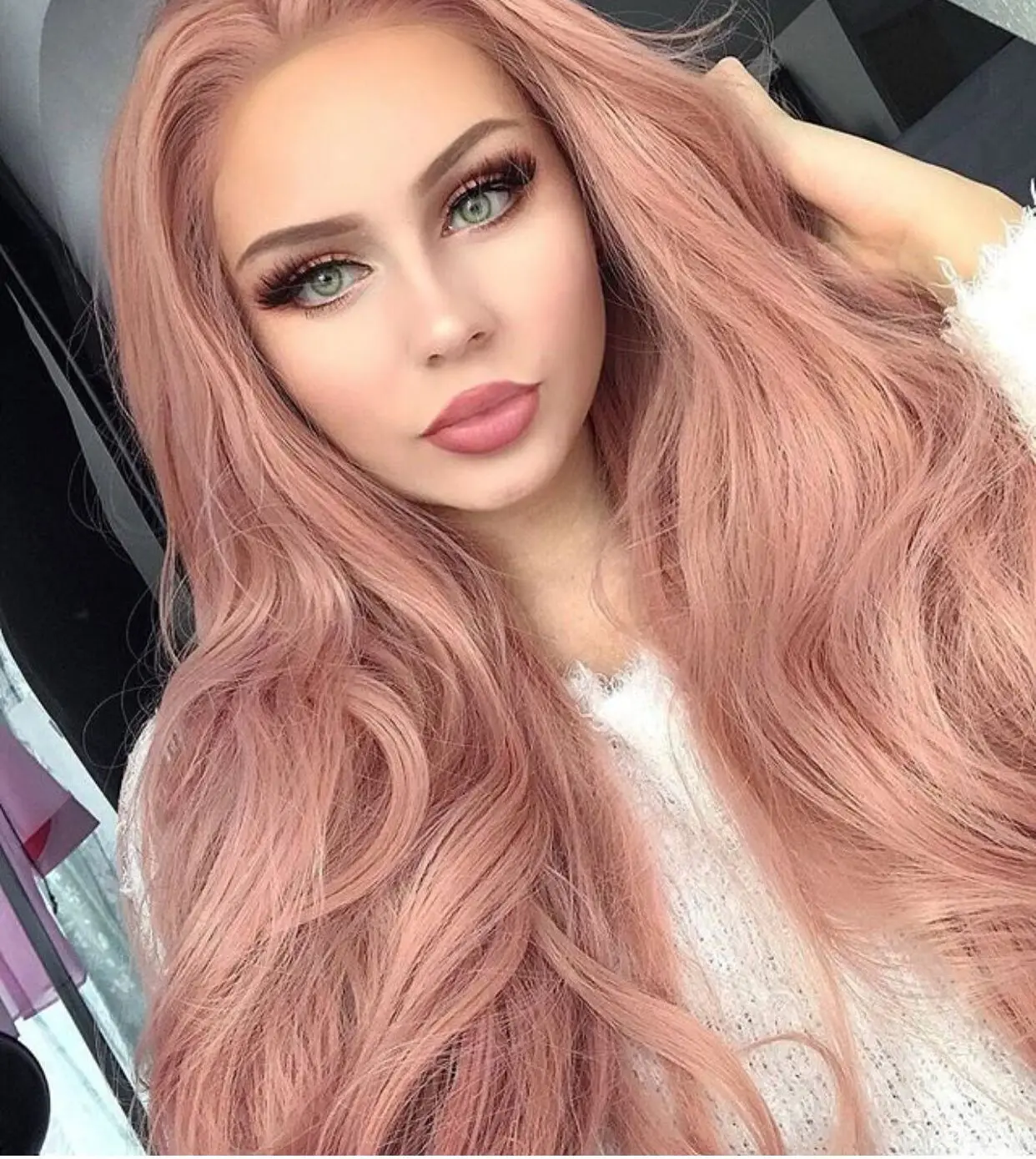 Розе блонд. Роуз Голд цвет волос. Пепельно персиковый блонд. Розовый оттенок волос. Персиково розовый цвет волос.
