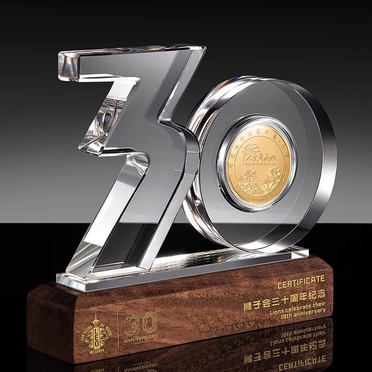 Customized 10 20 30th Anniversary Trophy Award Creative Engraved Silver Metal & Crystal for Insurance Welcome Gifts Trophies factory