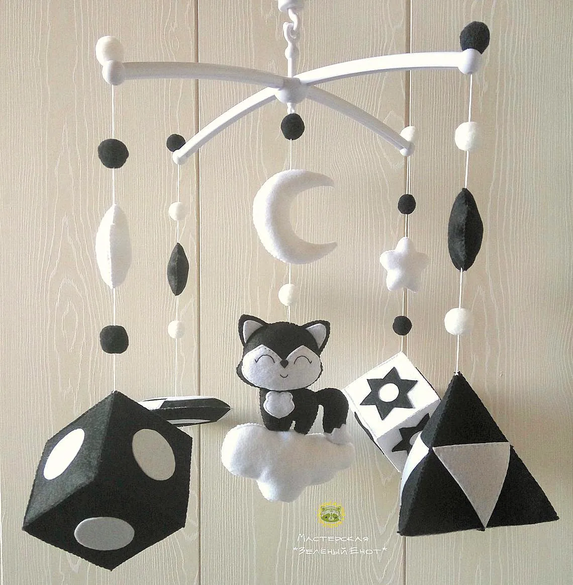 Черный мобиль. Черно белые мобили для новорожденных. Черно белые игрушки для мобиля. Черный мобиль. Черно белый мобиль для новорожденных монтессори.