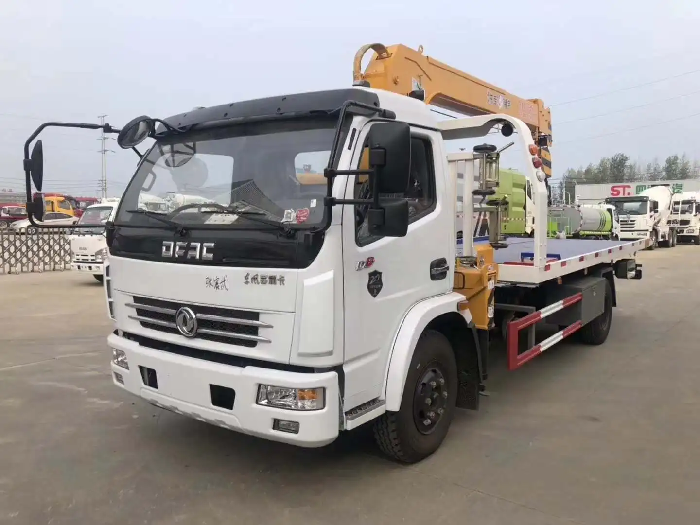 Dongfeng Duolika 5 ton flatbed tow truck mounted crane