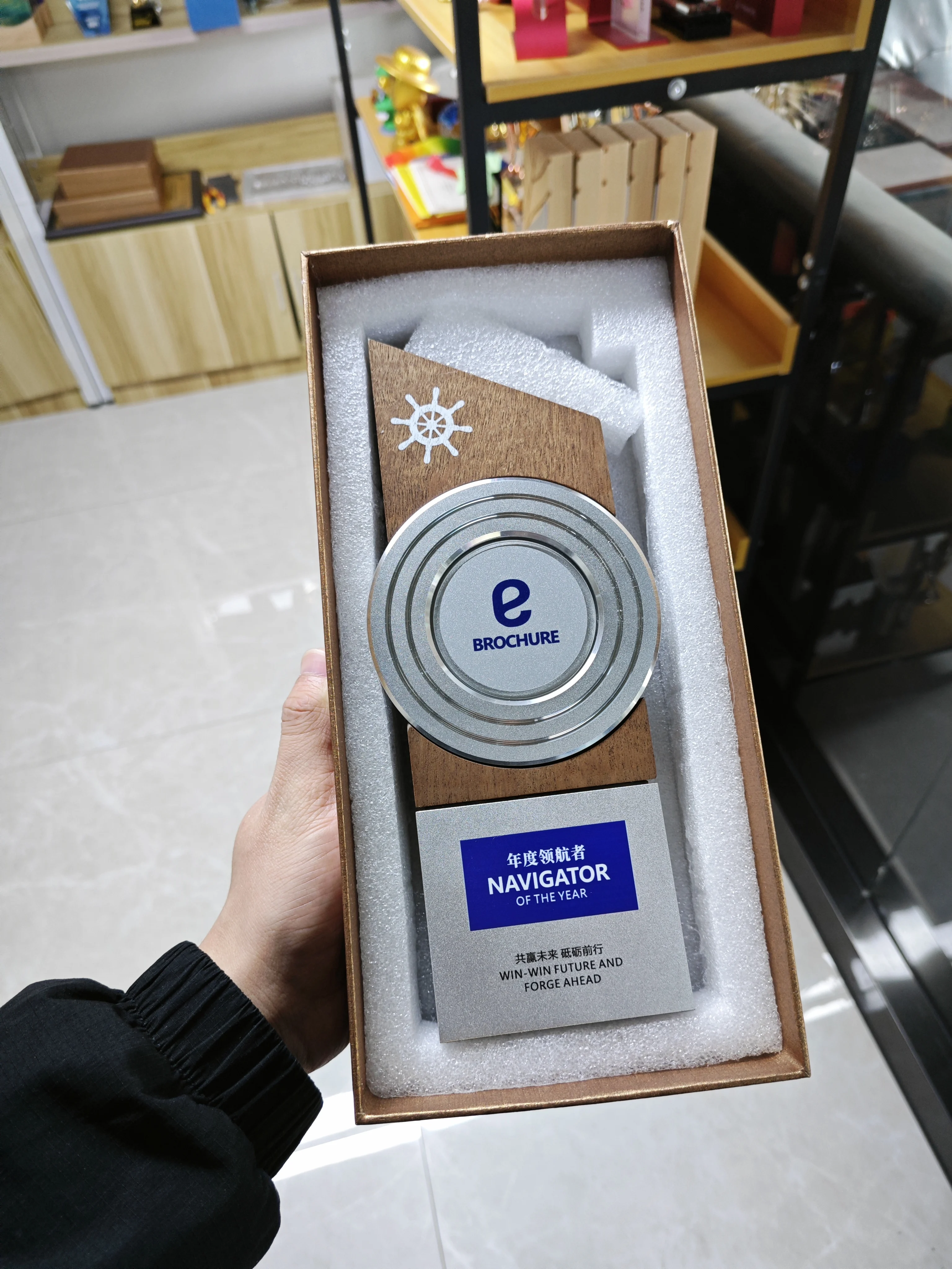 2026 Crystal Laser Engraved UV Printing Trophy Business Souvenirs for Company Annual Meeting Awards
