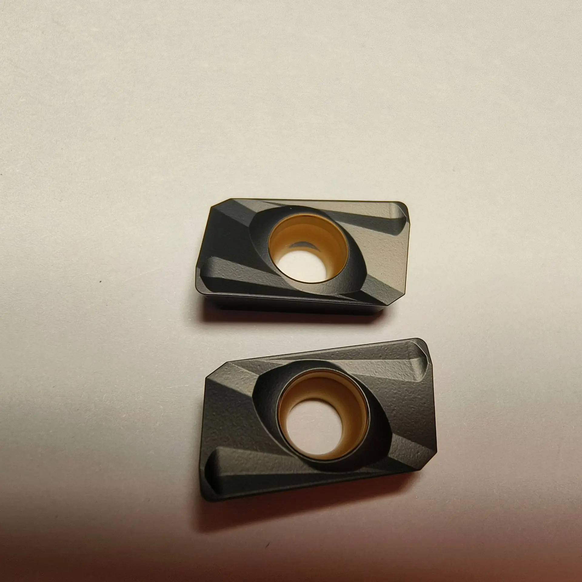 Cemented Carbide CVD-Coated CNC Insert APMT160408PDER-H2 for Lathe and Cast Iron Machining