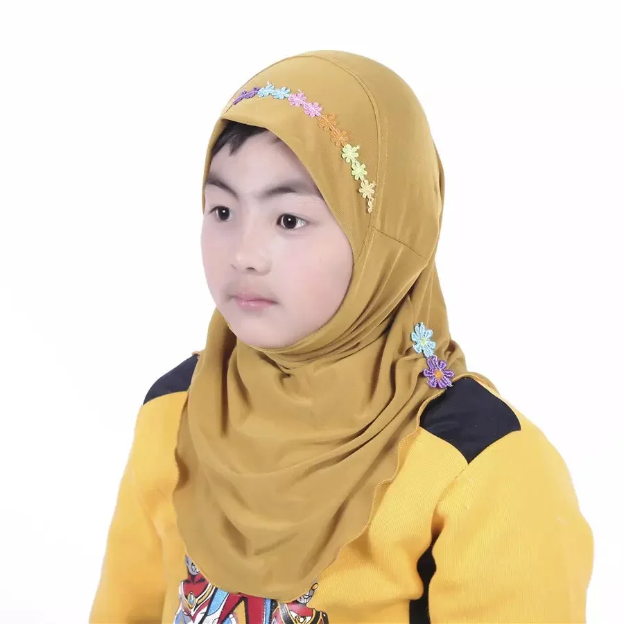 美丽的穆斯林儿童头巾与五颜六色的花卉即时一件伊斯兰儿童女孩头巾