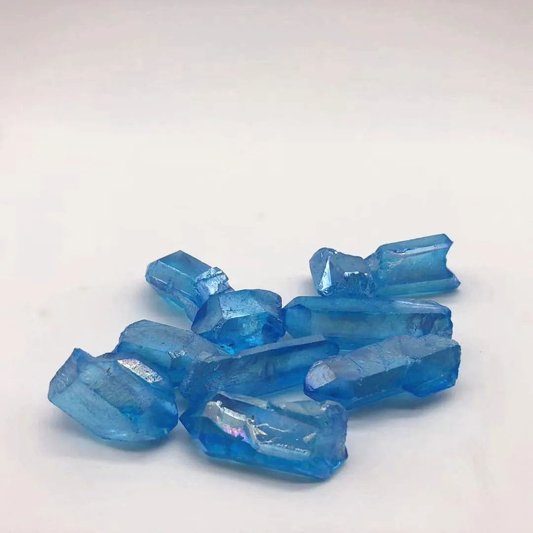 美丽的天然宝石天使光环石英蓝色钛涂层电镀水晶点