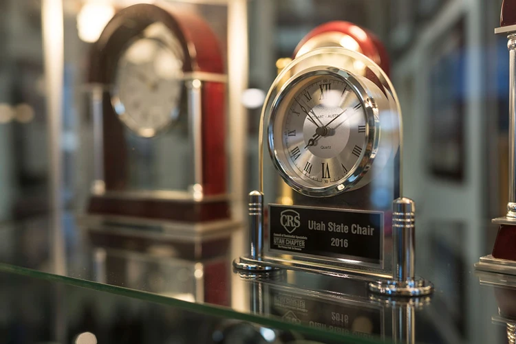 Metal Posts Arch Glass Metal Desk Clock Award