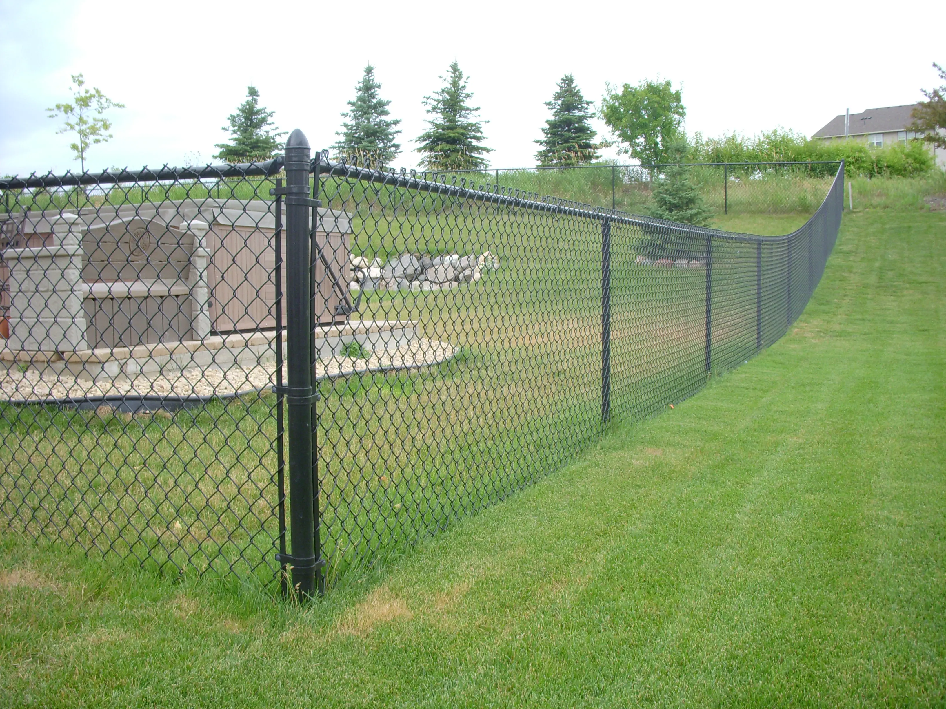 Забор оцинкованной рабицы. Ограждения из сетки рабицы (секция 3300*2100). Забор из сетки. Забор из рабицы. Красивый забор из сетки рабица.
