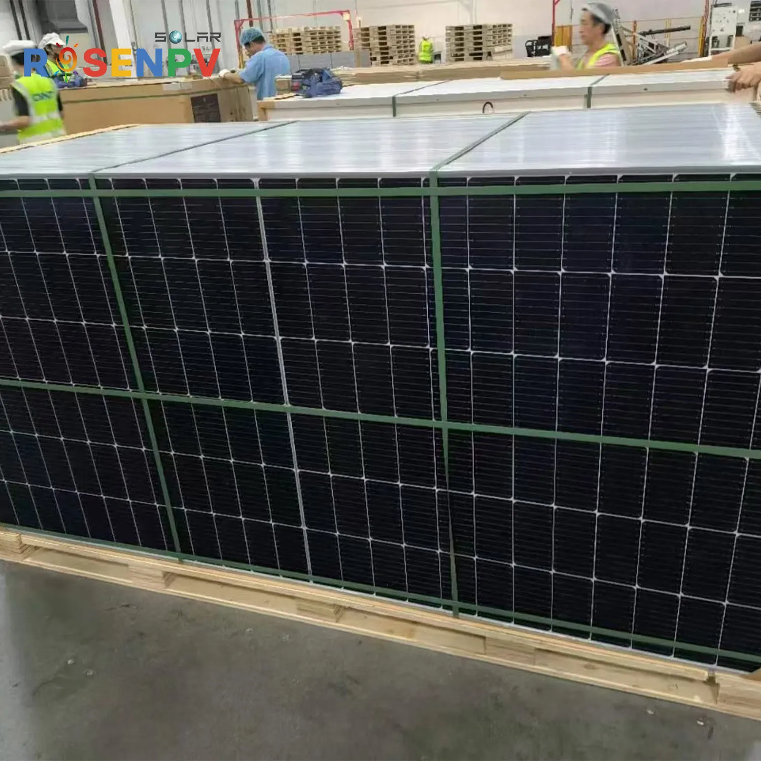 Side-by-side comparison of 550W vs 1000W solar panel dimensions and mounting footprint