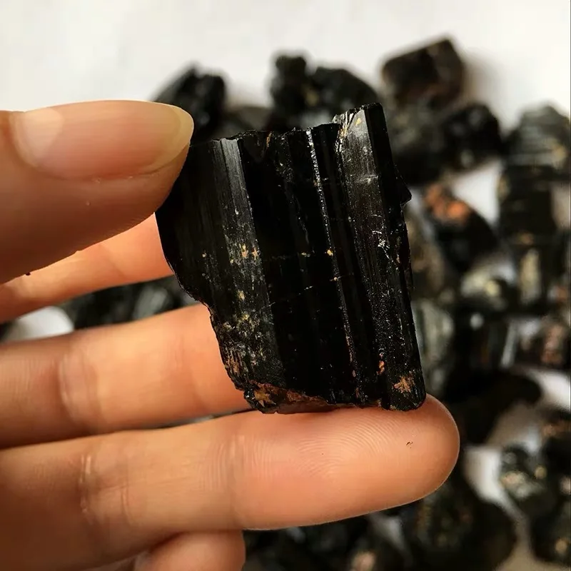 批发天然黑色电气石翻滚的石头晶体物种待售