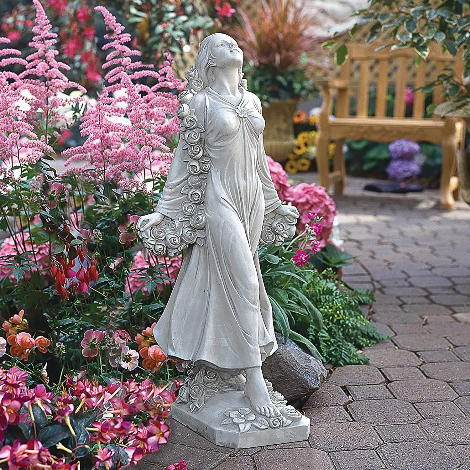 Мраморная скульптура в саду