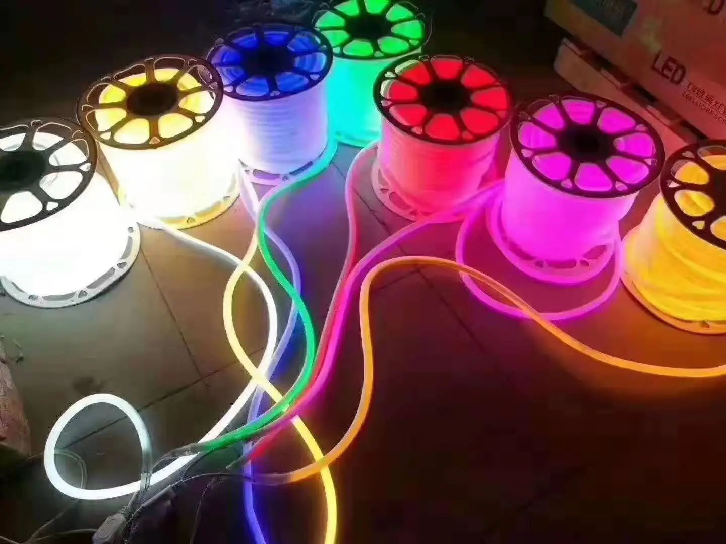 Led neon. 220v RGB неон. Неоновая лента меняющая цвет. Диодный неон исполнение. Неоновая лента меняющая цвет стекла.