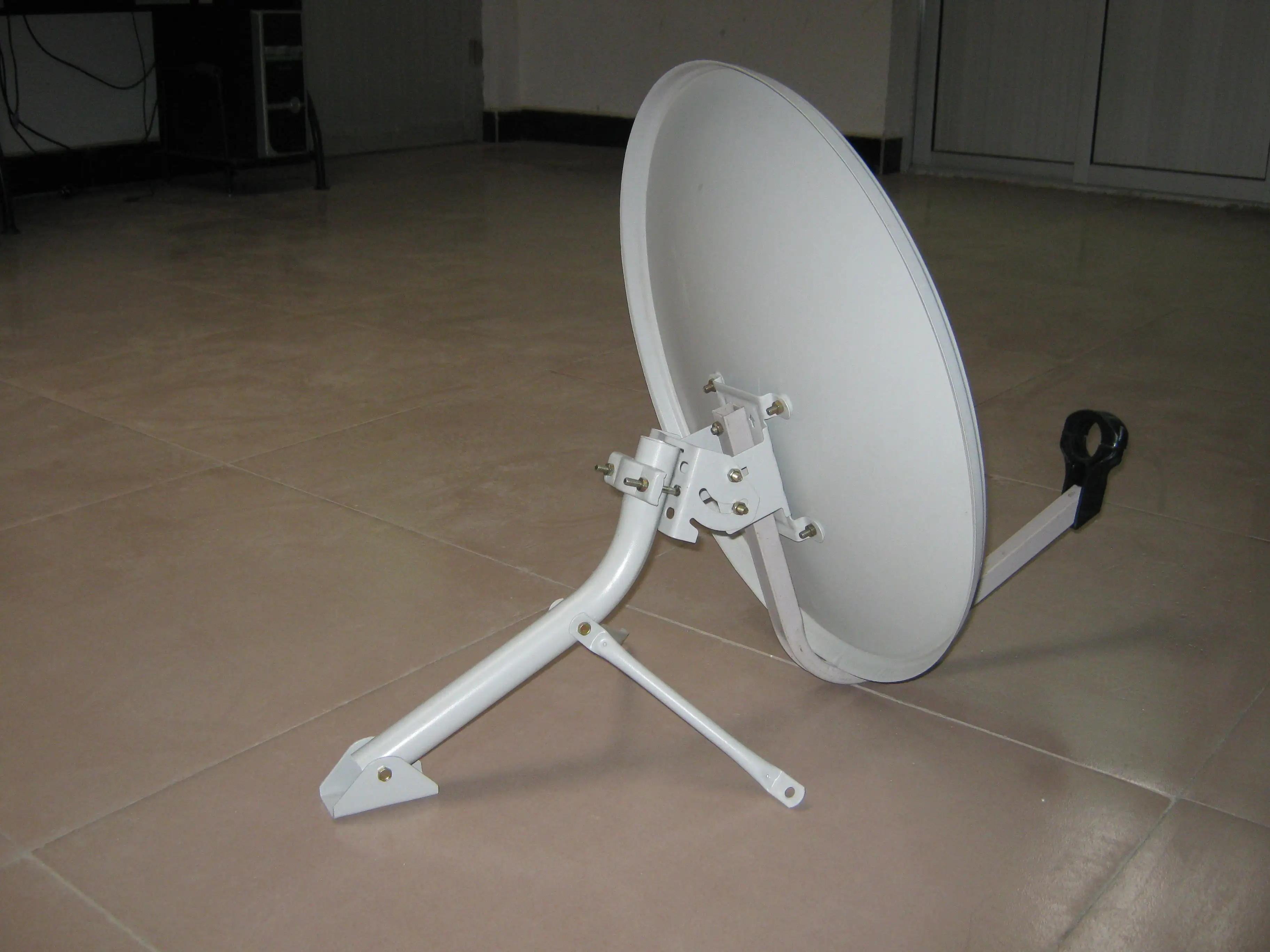 Satellite Dish Antenna Ku Band 45*50cm With Vertical Support Satellite