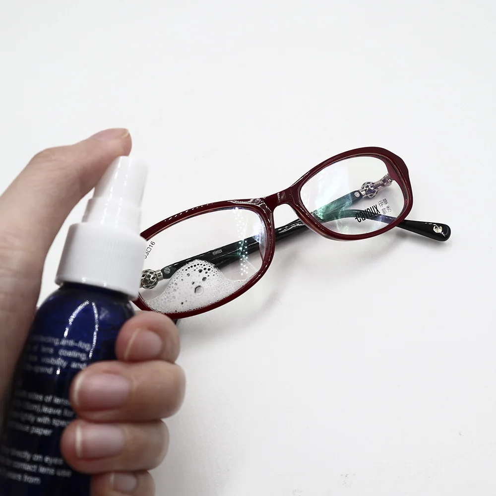 протирает очки. запотевшие очки. мытье очков. протирает очки. протирка очков.