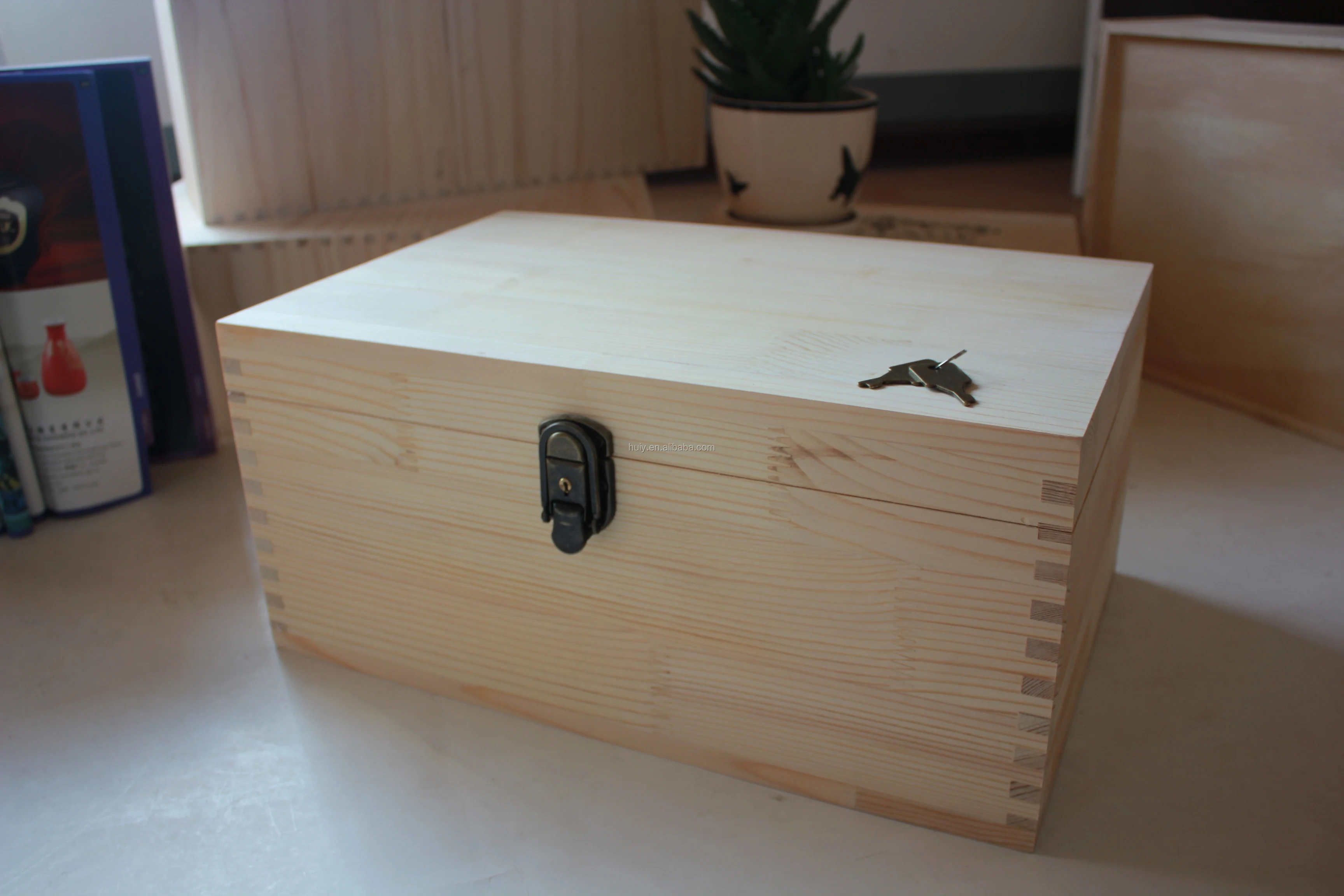Large Unfinished Wood Box With Hinged Lid And Front Clasp For Arts