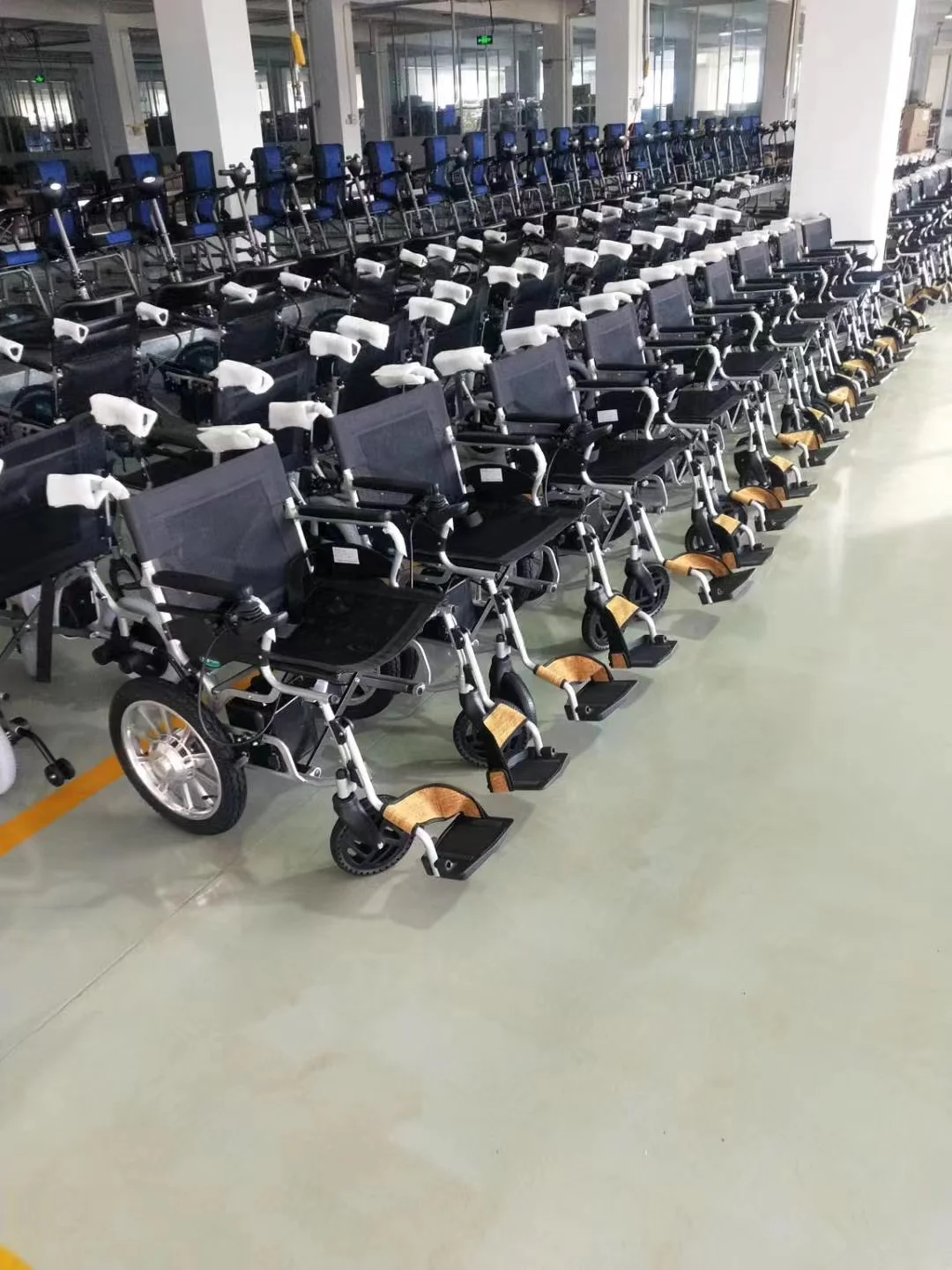 Disabled Wheelchair Portable Motorized Wheelchair Omni-directional Electric Mobility Wheel Chair manufacture