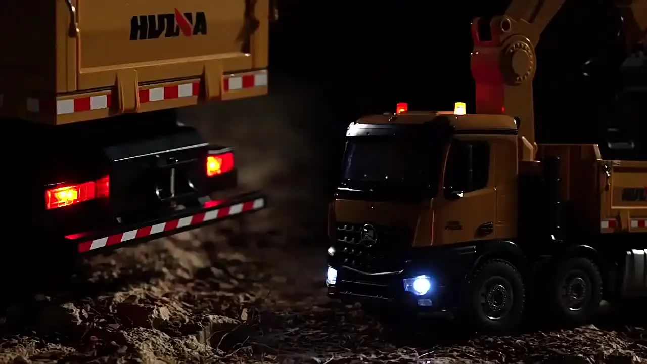 HUINA 1538 1:14 Alloy RC Dump Truck with Timber Grab - Electric