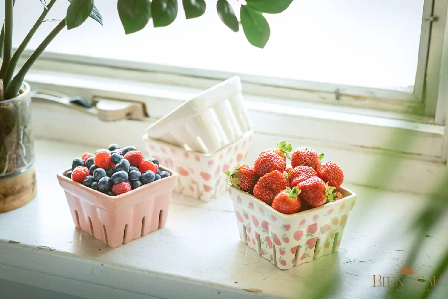 Berry Basket Colander Strawberry Decor Fruit Bowls Kawaii Kitchen Bowl Hot Sale Ceramic and Cute Pattern Pink White Vintage manufacture