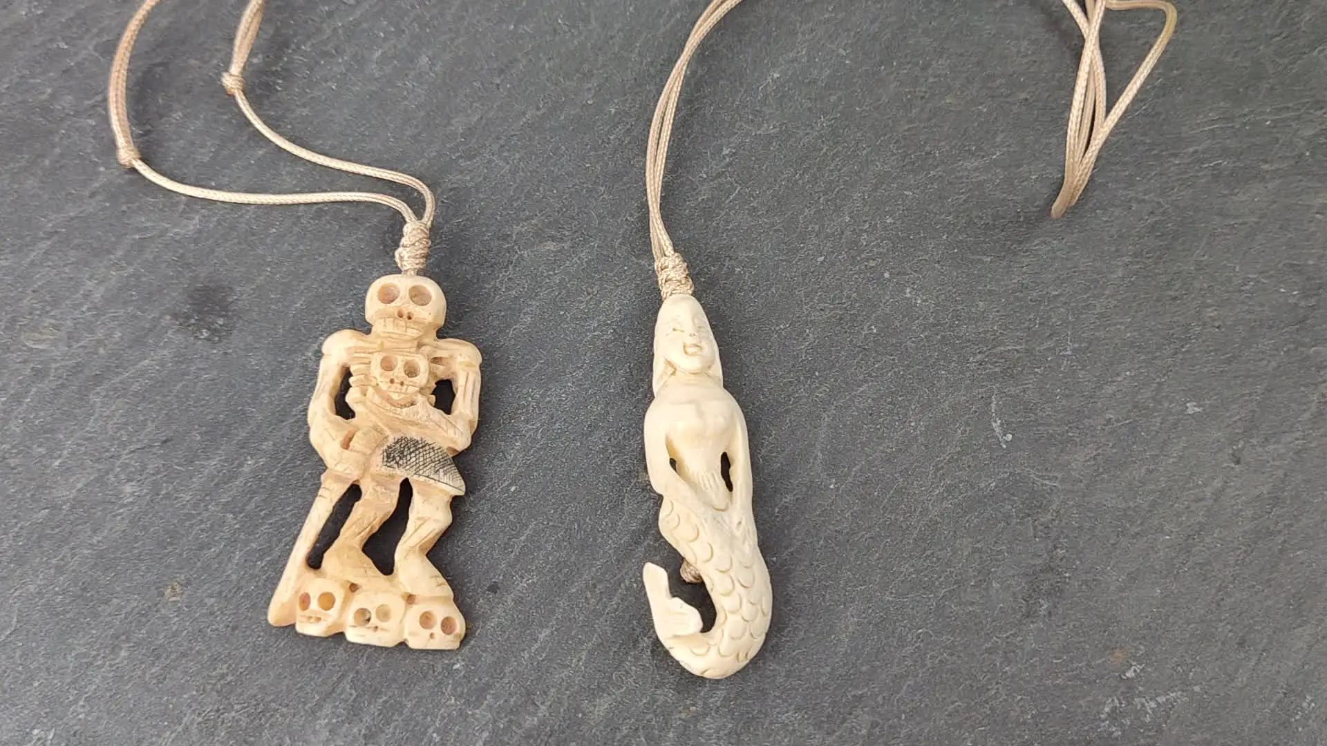 Pendentif en os vintage sculpté à la main # R9 - France