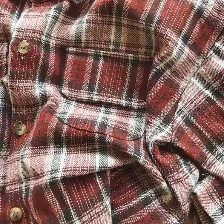 Boy and girl neutral plaid long sleeve round neck shirts for children in autumn and winter.