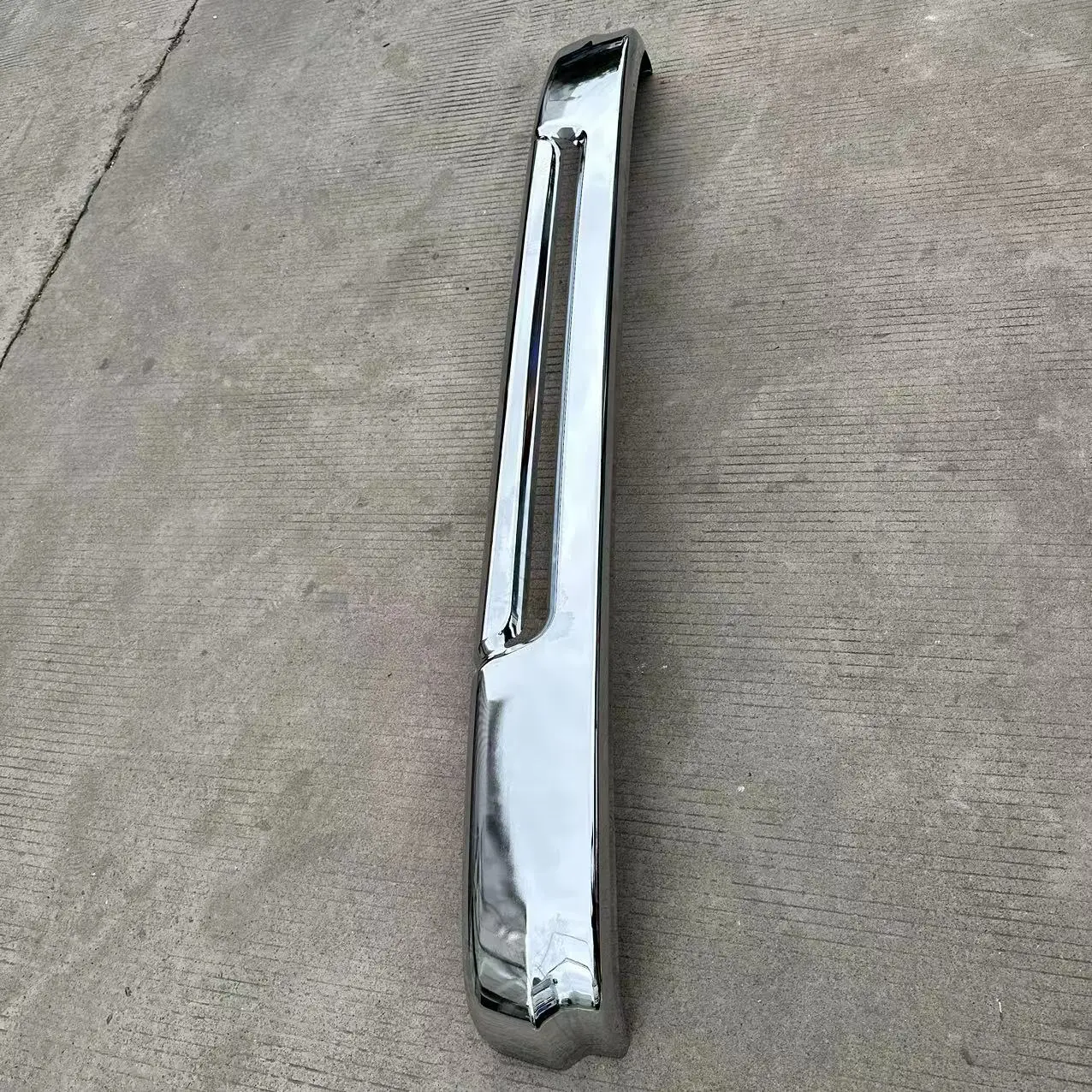 Japanese Truck ISUZ DECA 270 DECA 320 Chrome-plated Bumper supplier