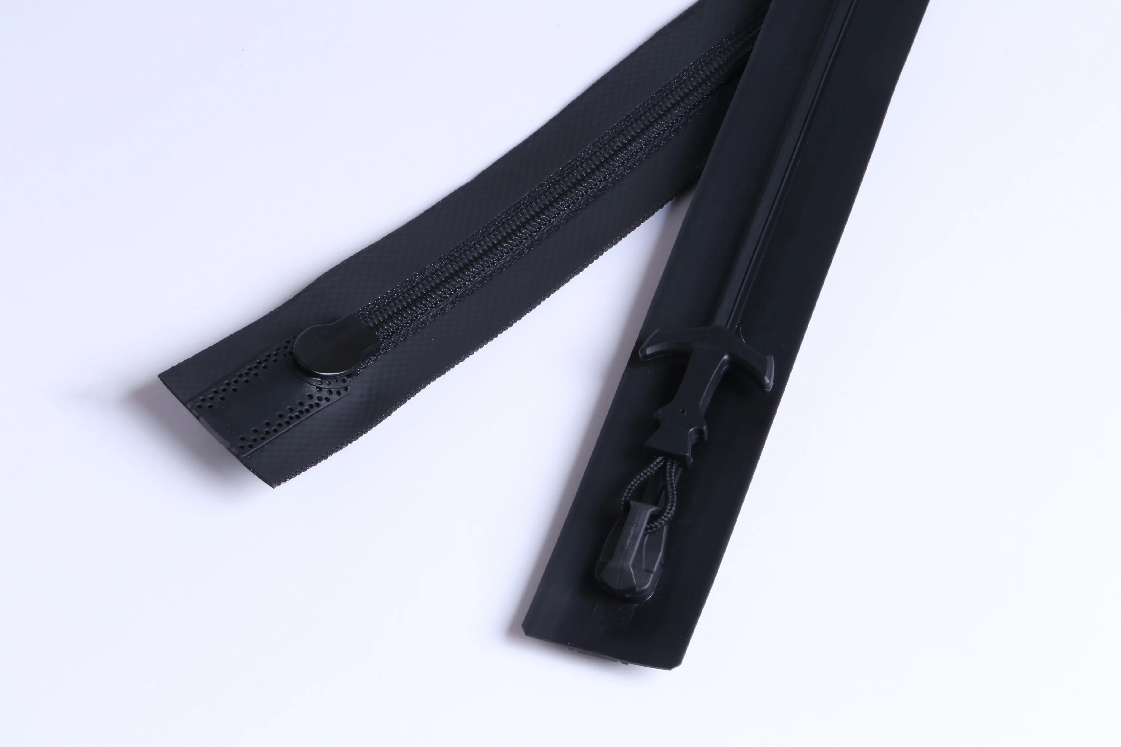 Airtight zipper with sealed tooth structure and heavy-duty T-handle slider for diving and marine applications