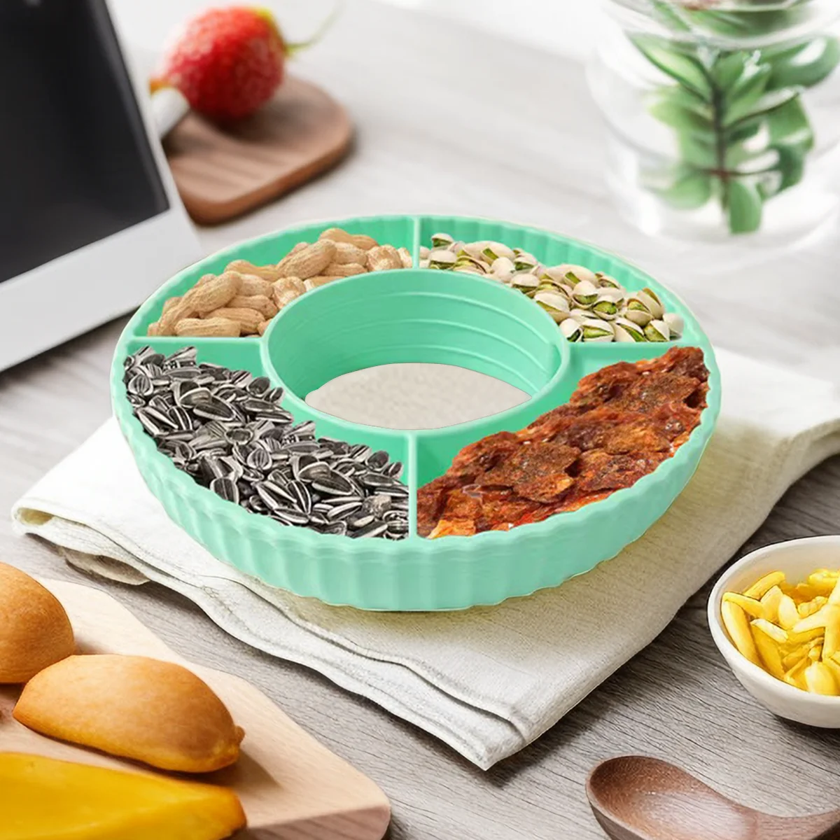 Wholesale 4 Compartment Silicone Reusable Snack Ring Bowl with Handle Snack Tray For Cup 40 oz Divider Plate Bowl manufacture