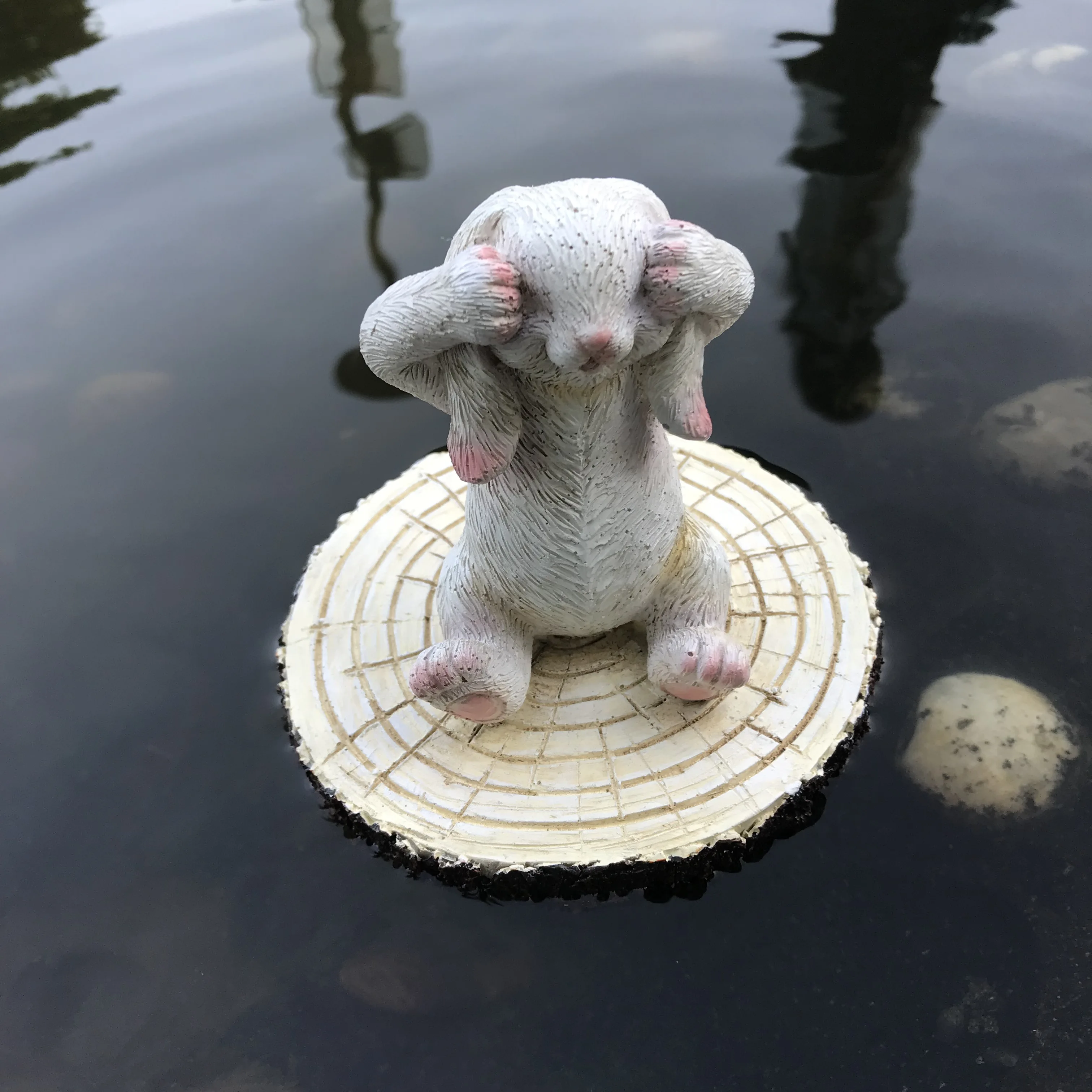 花园池塘装饰兔子雕像漂浮动物在水面上