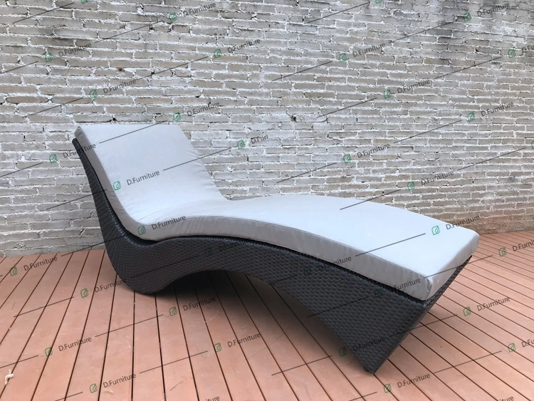 New Design Garden Outdoor Lounger Furniture Black PE Rattan Sun Lounger Daybed