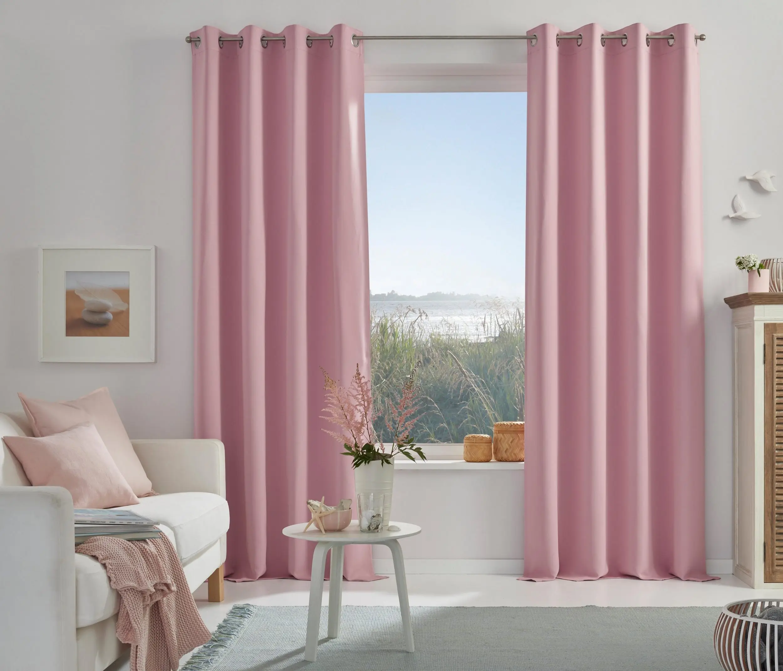 Какие шторы розовым обоям